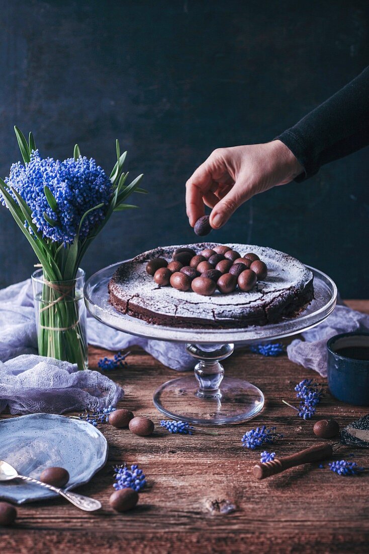 Kladdkaka (Schokoladenkuchen, Schweden) wird mit Schokoeiern verziert