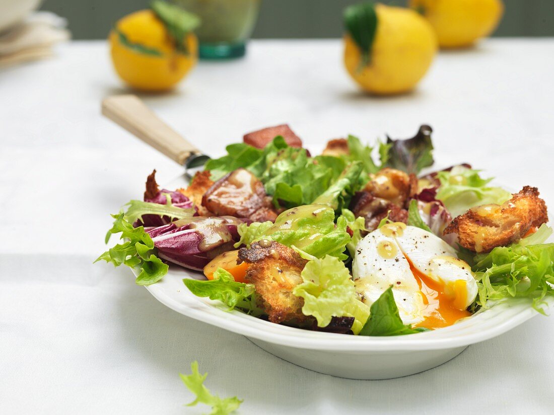 Salat Lyonnaise mit wachsweichem Ei