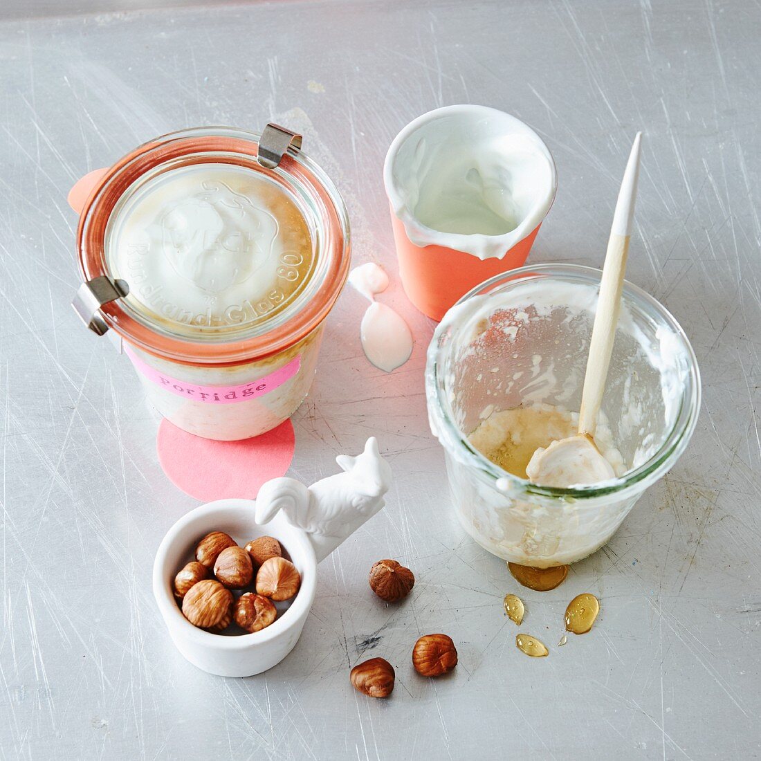 Klassisches Porridge mit Honig und Haselnüssen