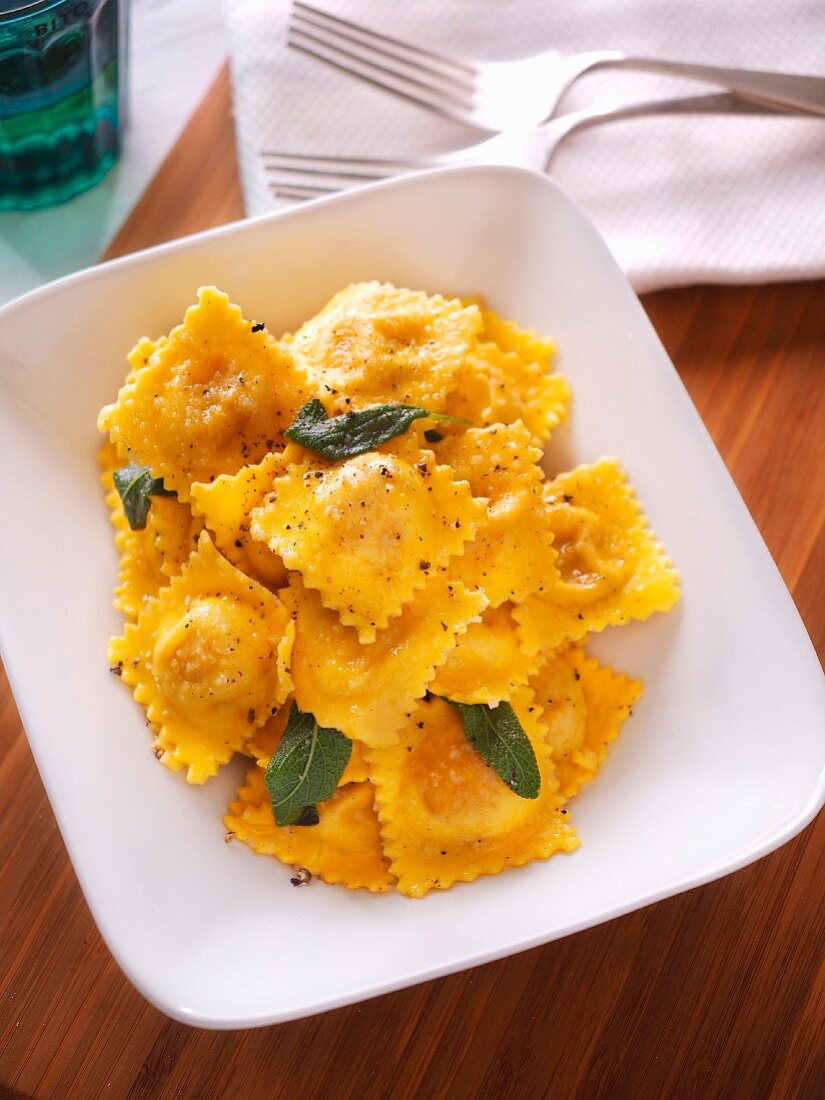 Ravioli mit Salbei, Butter und Parmesan (Italien)