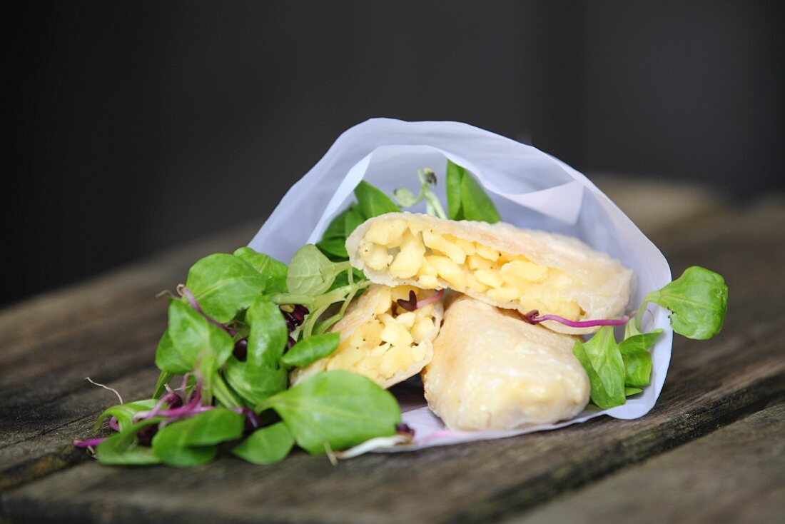 Käsespätzle in Reispapier als Fingerfood und Feldsalat
