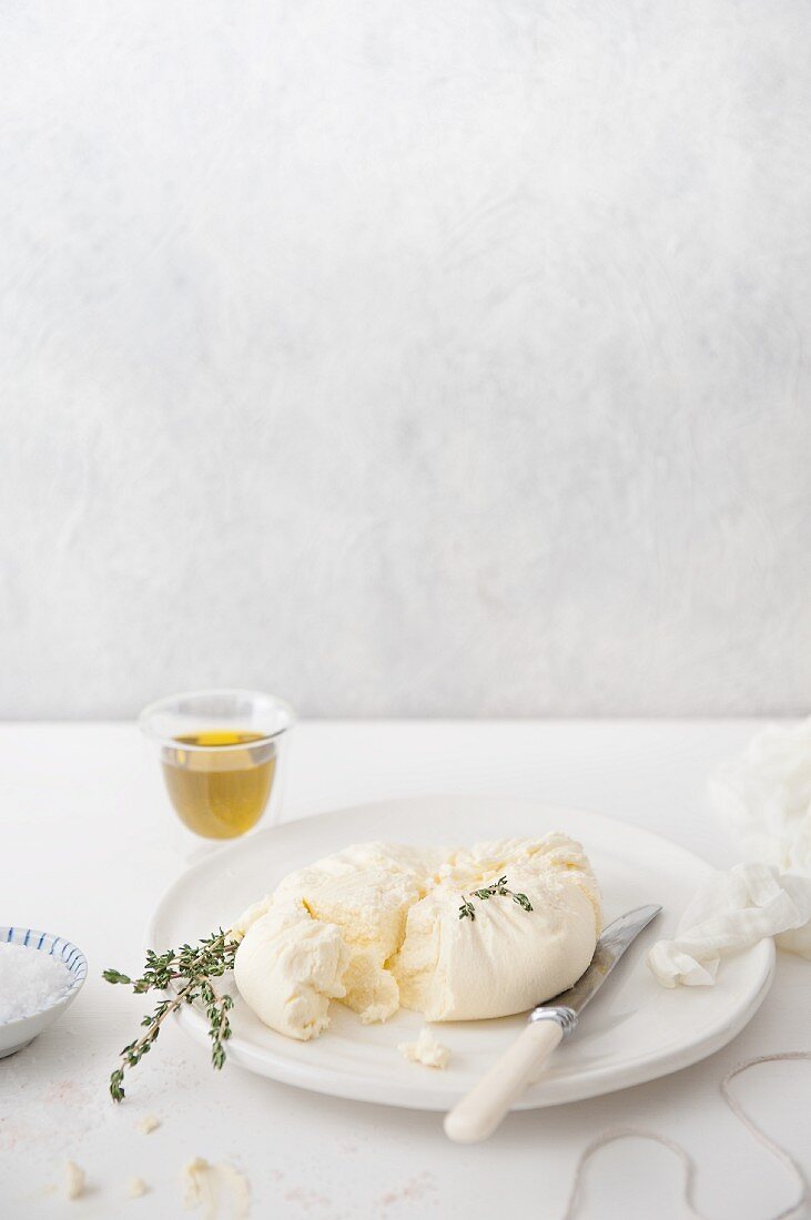 Selbstgemachter Ricotta mit Kräutern und Olivenöl