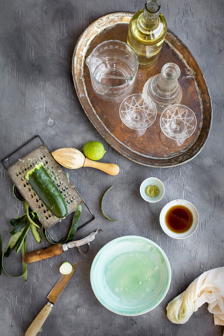 Zutaten für die Zubereitung von Matcha-Weincocktails mit Gurkensaft