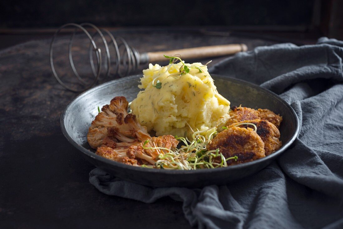 Kartoffelpüree, gebackener Blumenkohl, Kichererbsenbratlinge und Sprossen (vegan)