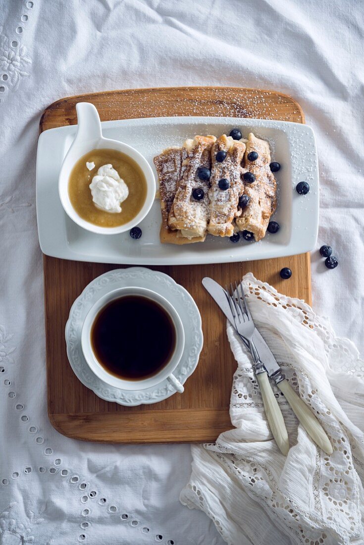 Vegane Waffeln mit Apfelmus und Blaubeeren, dazu Kaffee