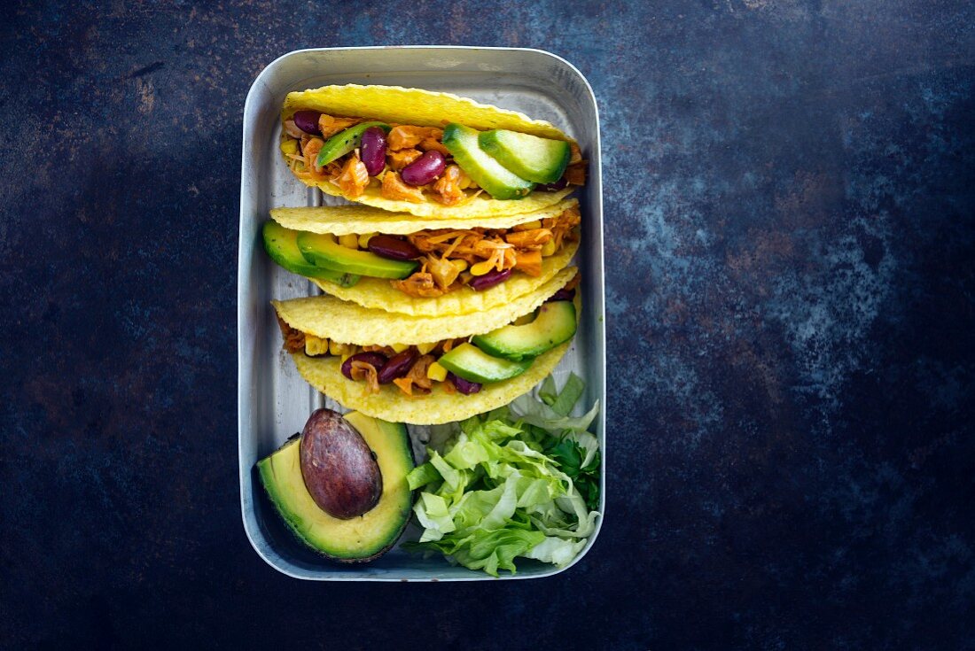 Vegane mexikanische Tacos mit Pulled Jackfruit, Kidneybohnen, Mais und Avocado