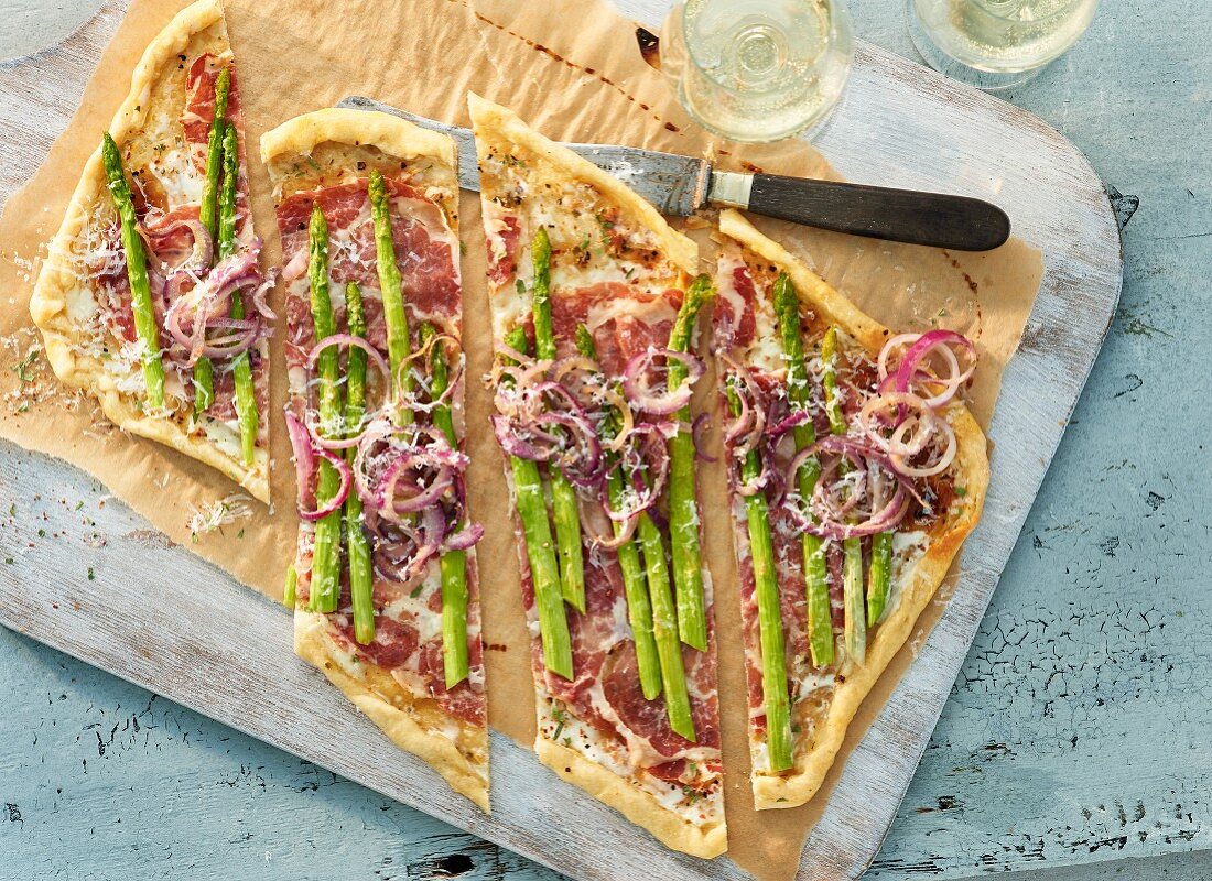 Tarte flambée with green asparagus and dry white wine