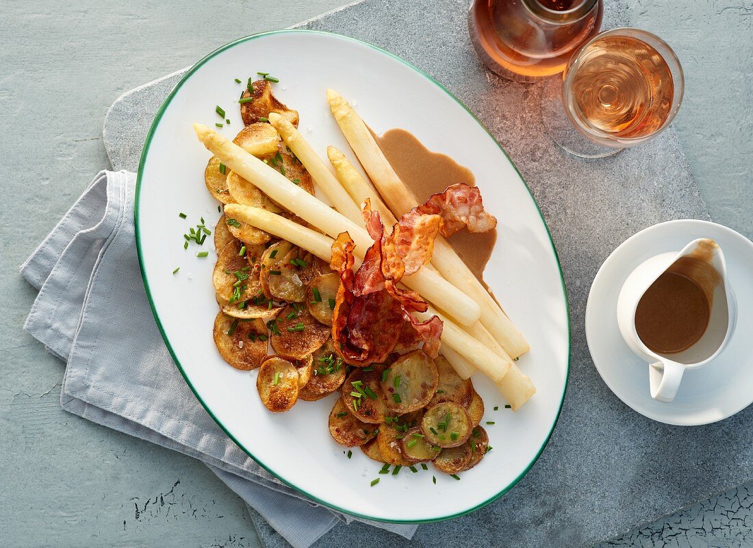 Weisser Spargel mit Speck, Kartoffelchips und Rosewein