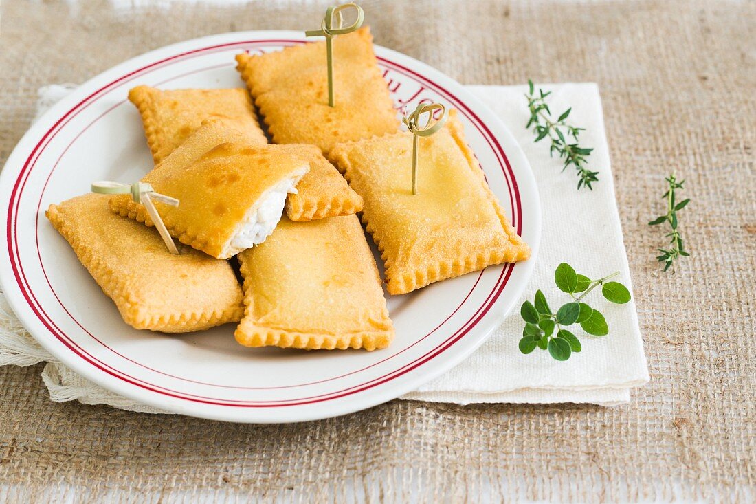 Frittierte Ricotta-Ravioli mit Kräutern (Italien)