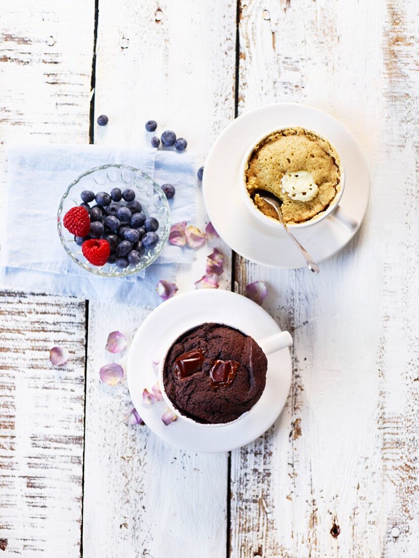 Mug cakes with dark and white chocolate