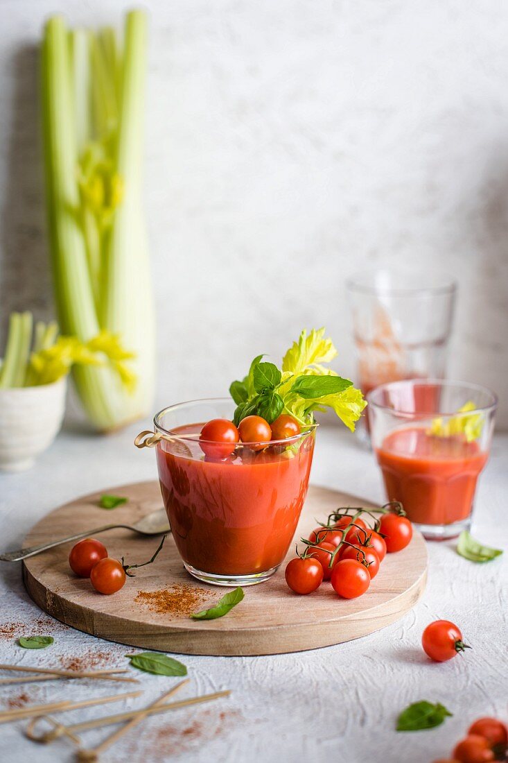 Tomaten-Sellerie-Saft mit Basilikum