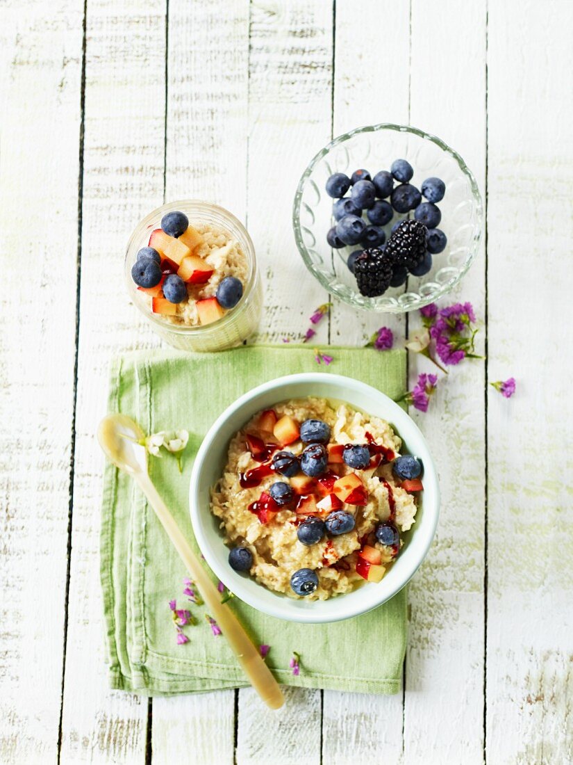 Hirse-Porridge mit Früchten