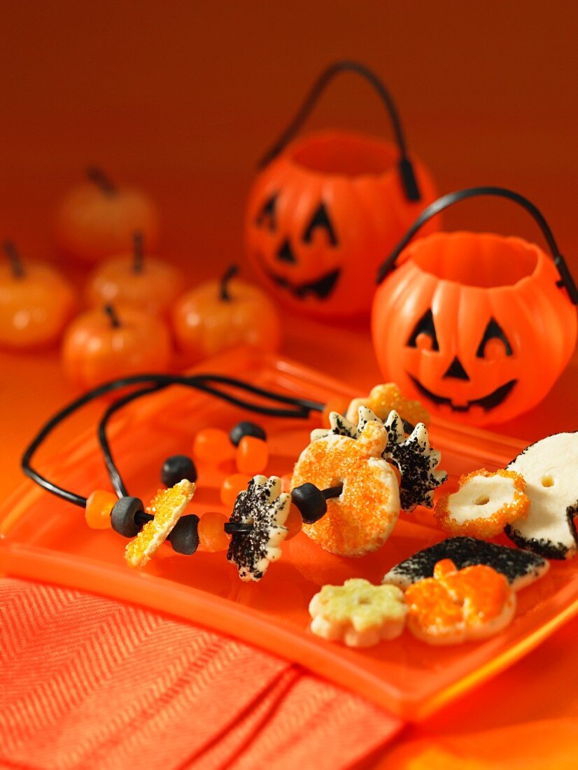 Halloween-Plätzchen und Süßigkeiten als Halskette