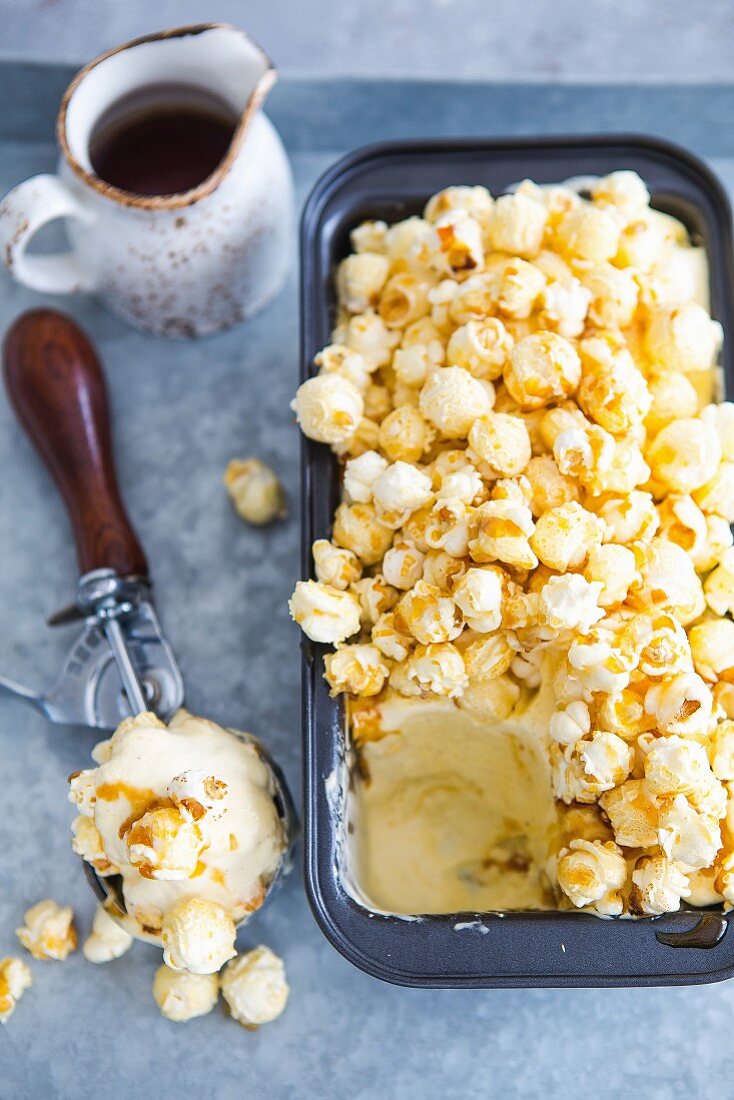 Toffee Popcorn Eis In Einem Behalter Und Bilder Kaufen 1233 Stockfood