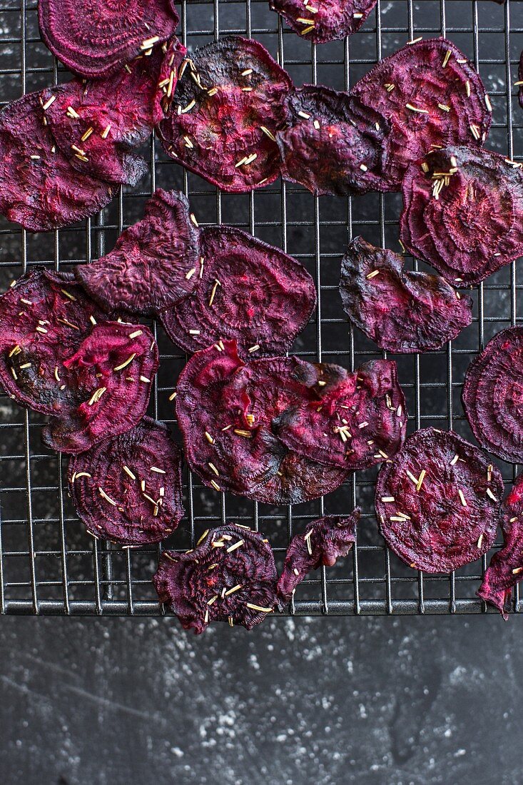 Rote-Bete-Chips auf Gitterrost