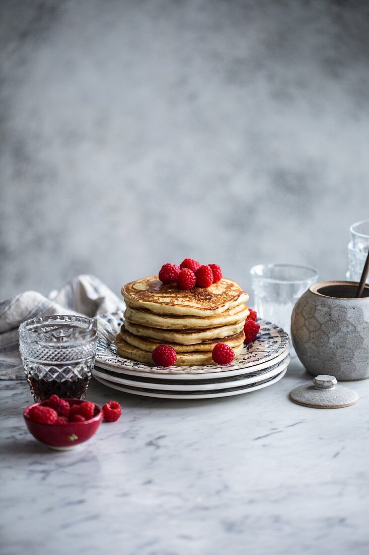 Gestapelte Pancakes mit Himbeeren zum Frühstück (USA)