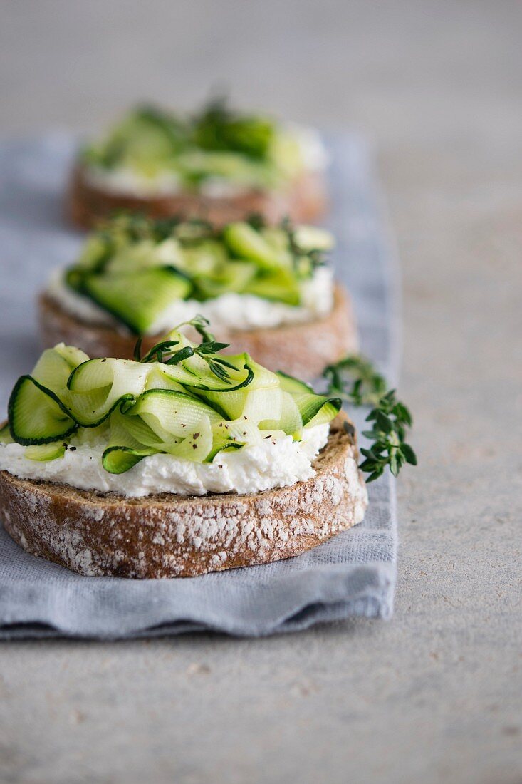 Bruschetta with cottage cheese and zucchini