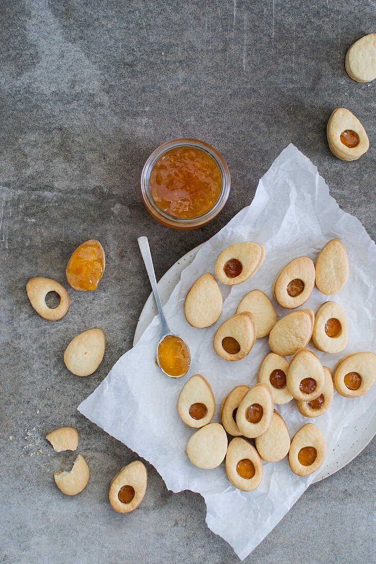 Osterplätzchen mit Aprikosenmarmelade