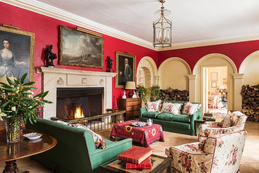 Klassisches Wohnzimmer im Cornwell Manor in Rot und Grün