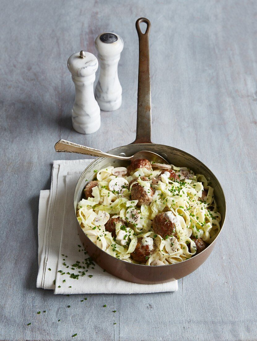 Meatball tagliatelle with pointed cabbage and mushrooms