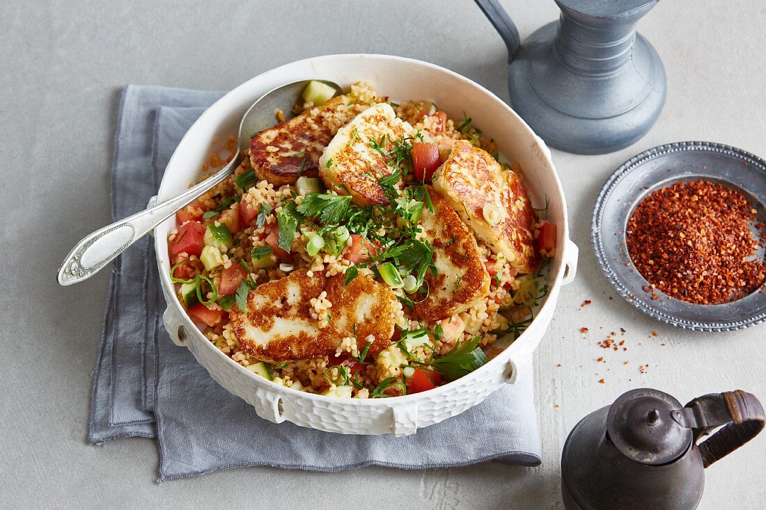 Heißes Taboulé mit gebratenem Halloumi