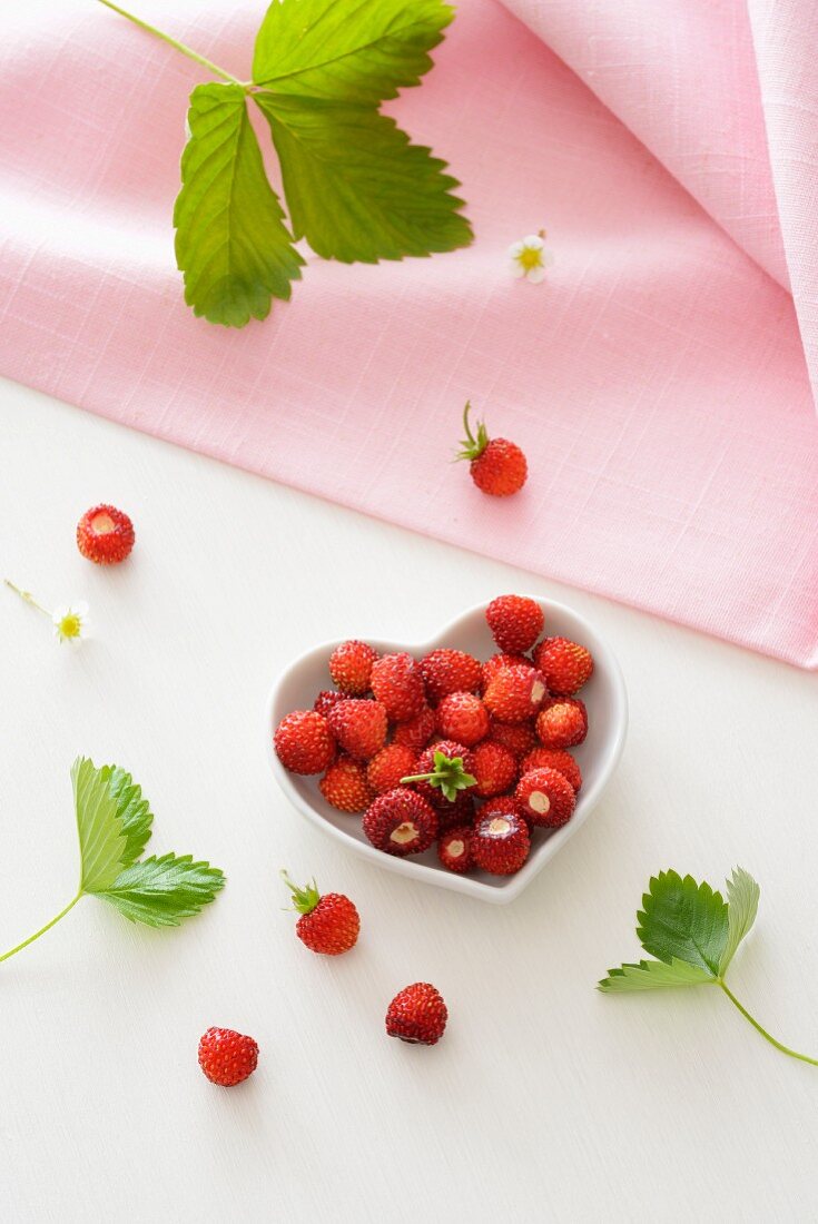 Herzförmige Schale mit Walderdbeeren