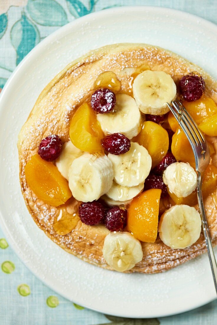 Souffle omelette with fruit