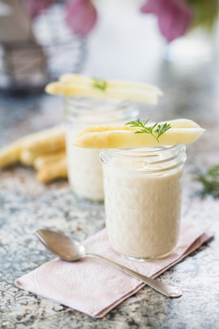 weiße Spargelcremesuppe im Glas