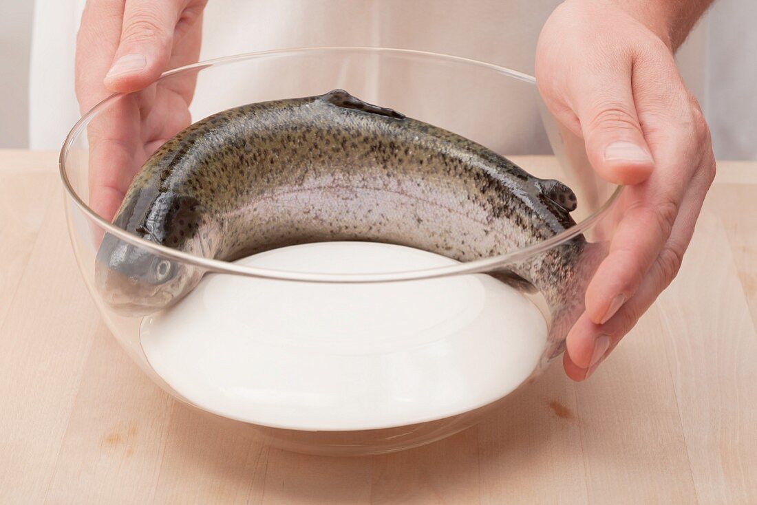 Frischen Fisch in Glasschüssel mit Abtropfmöglichkeit aufbewahren