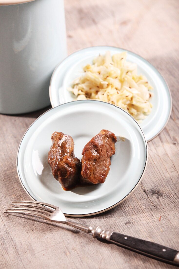 Geschmorte Schweinebäckchen in Rotweinsauce mit Krautsalat