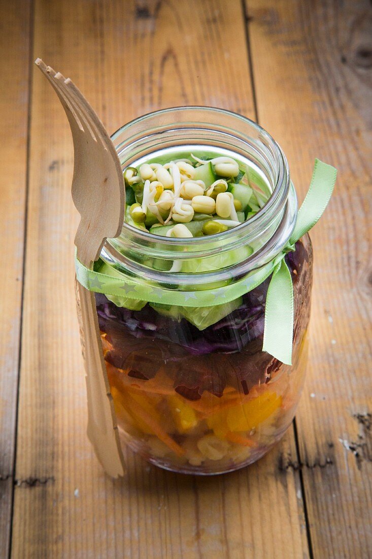 Regenbogen-Salat mit Kichererbsen und verschiedenen Gemüse im Glas