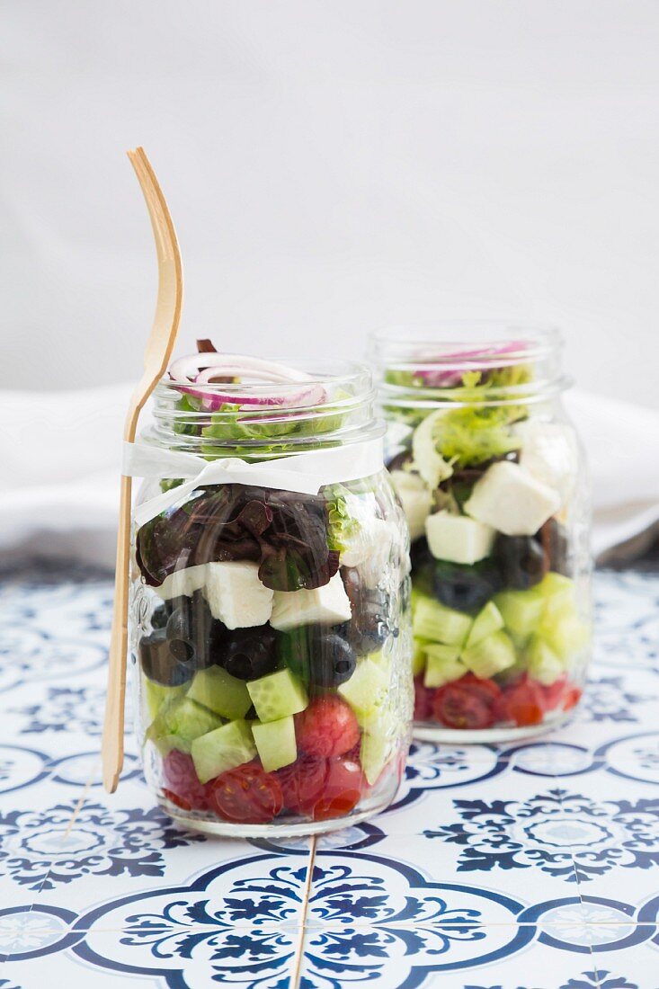 Griechischer Salat in Gläsern