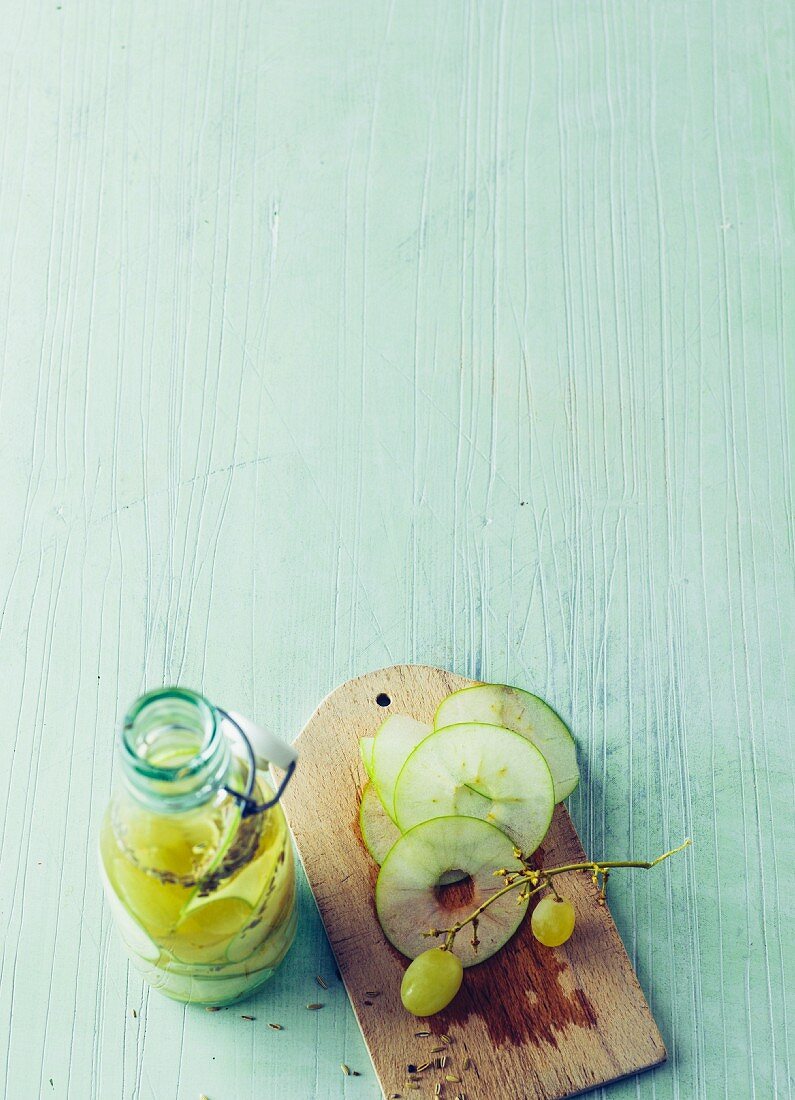 Trauben-Fenchel-Drink mit Mineralwasser