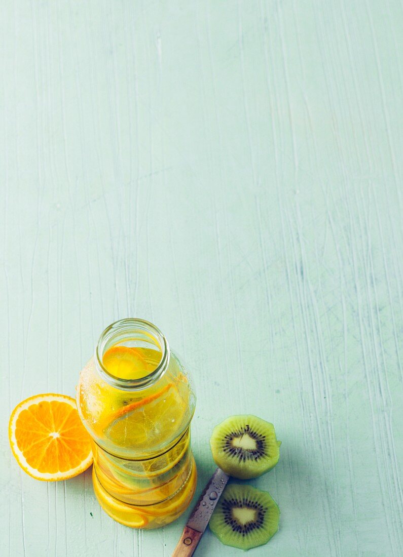 Flavoured water with orange and kiwi