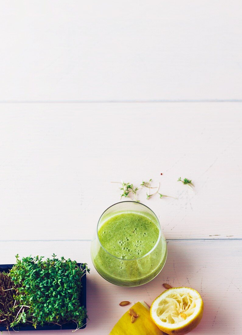 Honeydew melon and cress drink with lemon