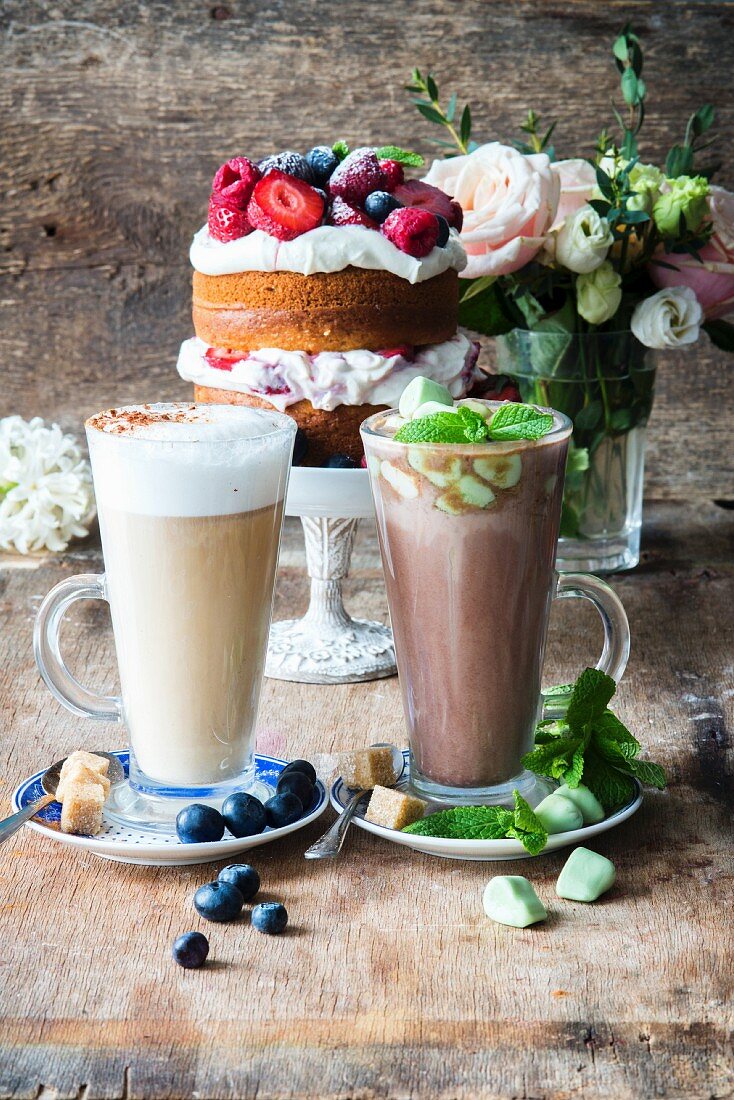 Caffe Latte mit Heidelbeeren und heiße Schokolade mit Minze