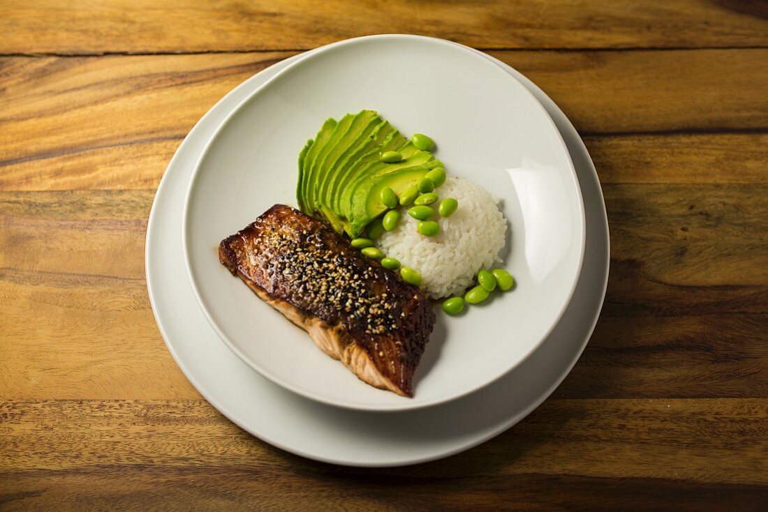 Lachs mit Teriyakisauce, Sushireis, Avocado und Edamame (Japan)