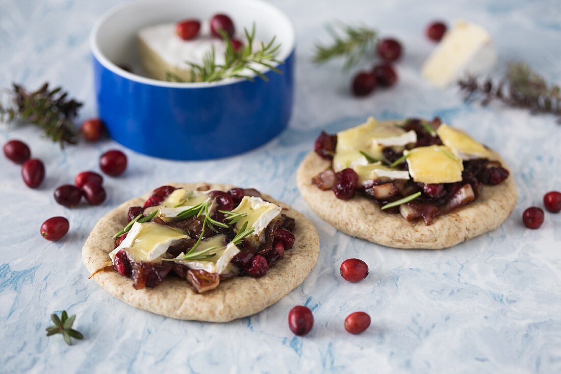 Mini wholegrain flakes with camembert and cranberries