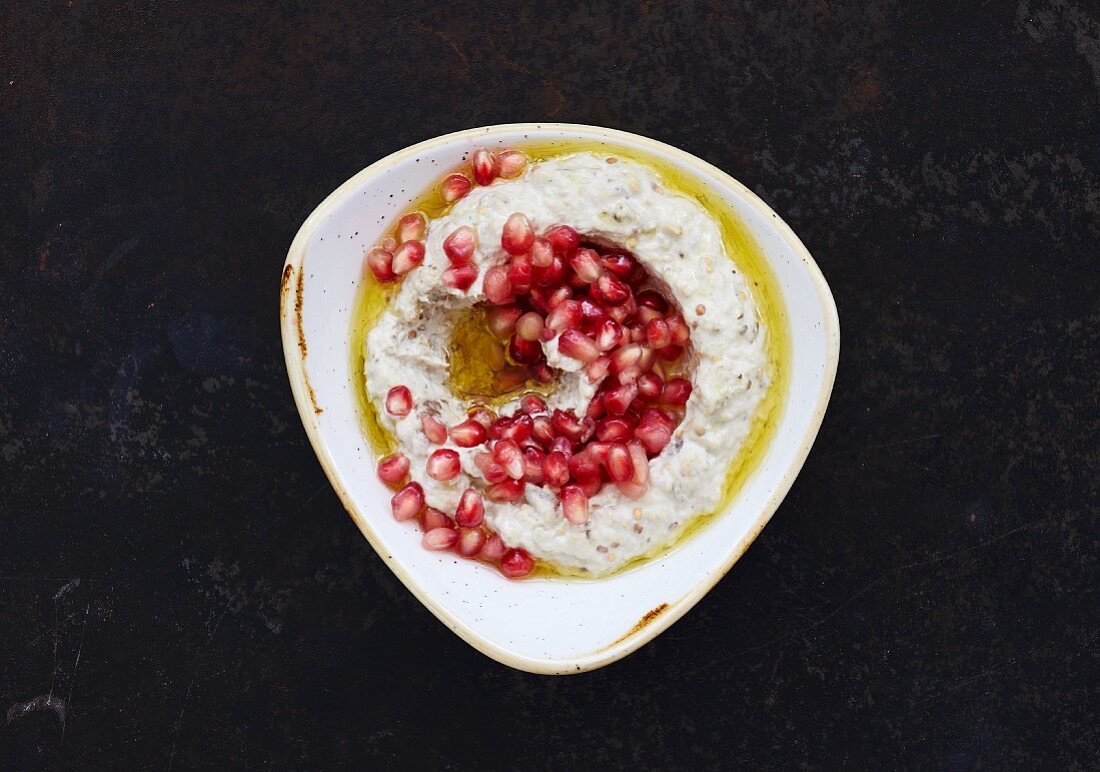 Baba Ganoush (Auberginenpüree, Libanon) mit Granatapfelkernen