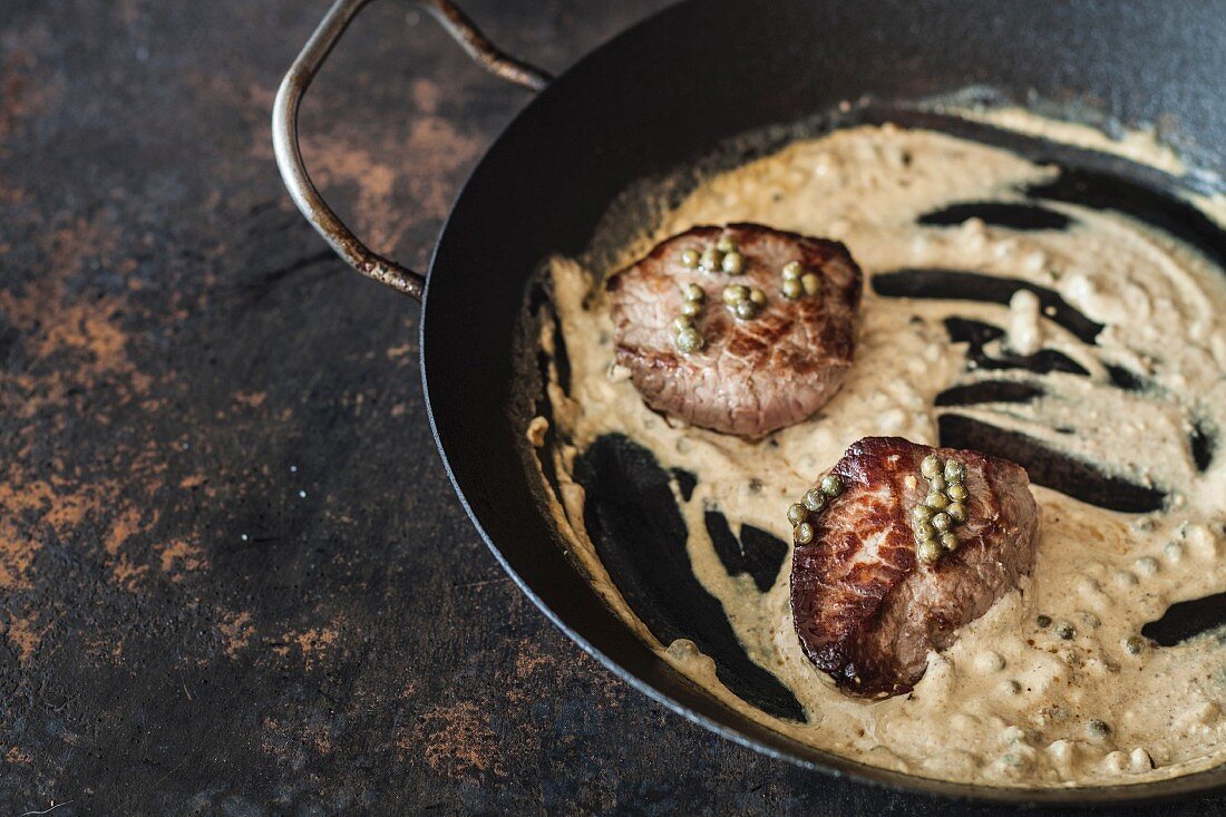 Steak with green pepper and cream