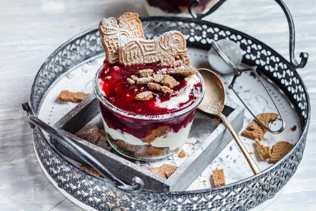 Weihnachtliches Dessert mit Spekulatius, griechischem Joghurt und Cranberry-Kompott