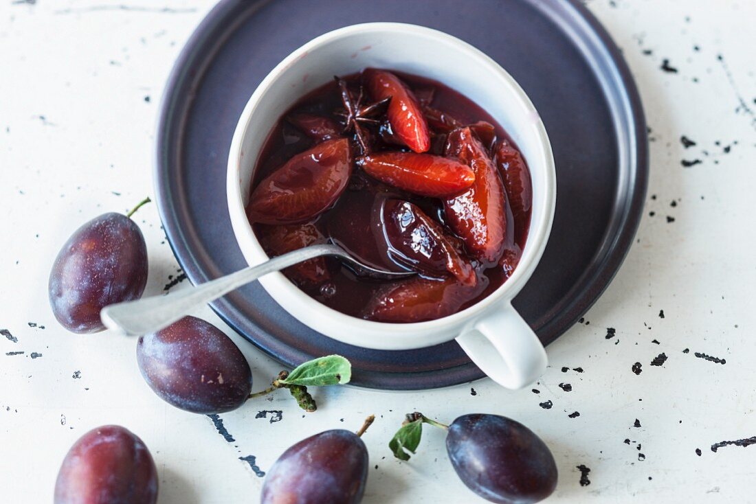 Plum sauce with cinnamon and star anise