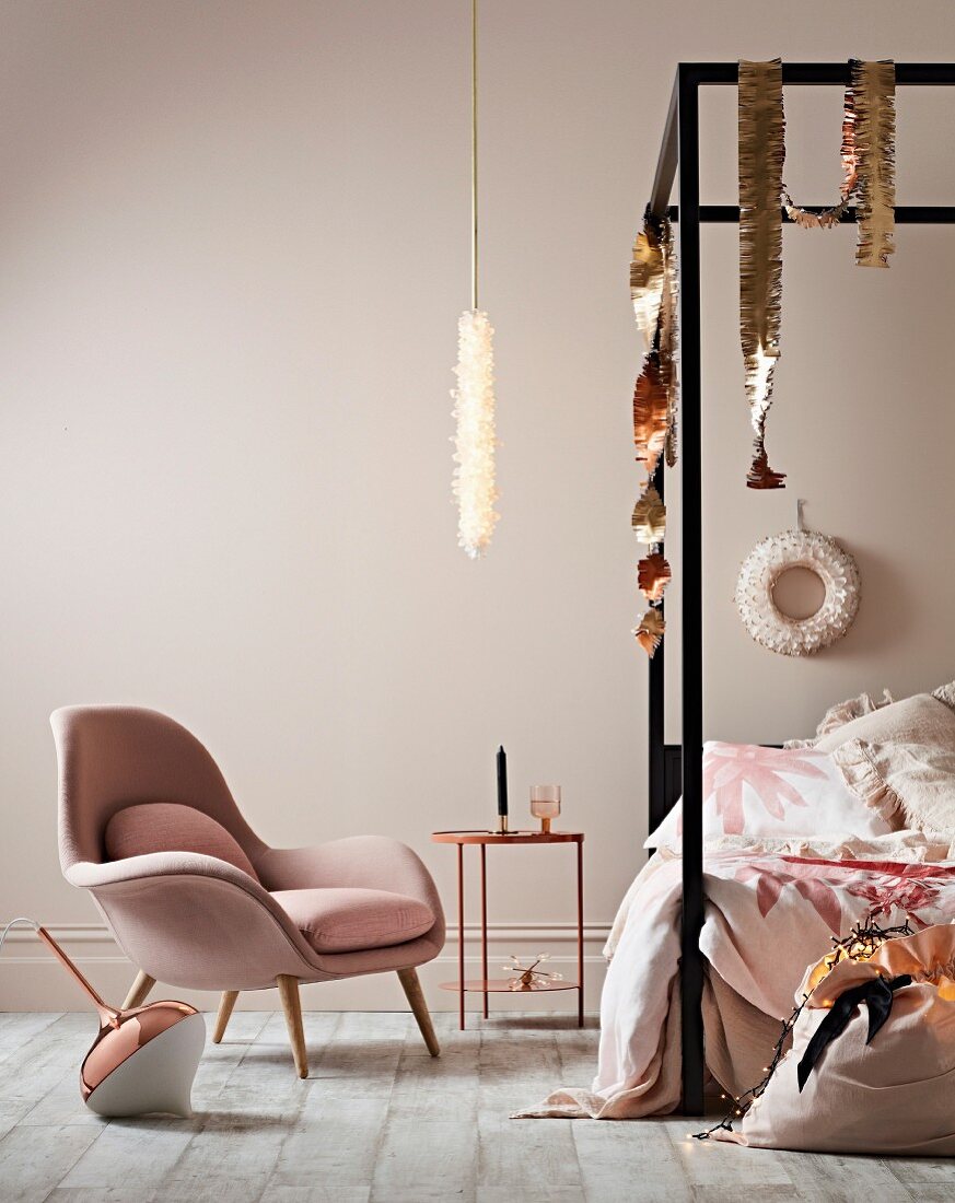 Elegantes Schlafzimmer in Rosé und Metallic mit Himmelbett