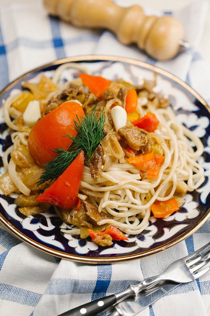 Fried noodles with beef and red pepper