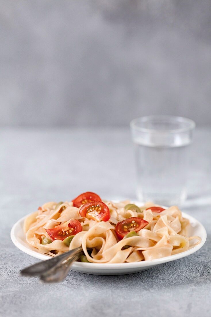 Tagliatelle mit Tomaten und Oliven