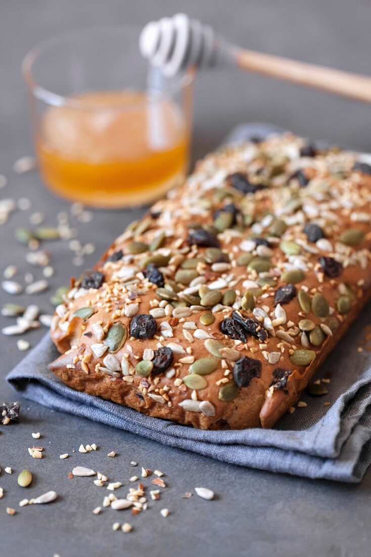 Home-made muesli bars with honey