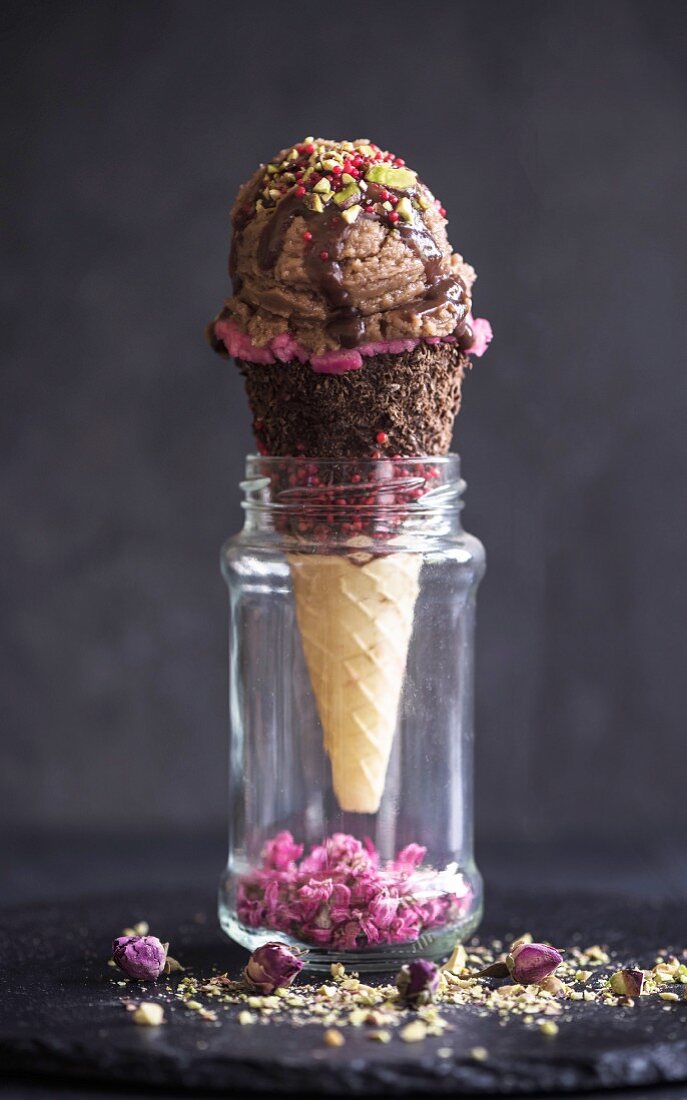 Schokoladen- und Erdbeereis mit Waffeltüte in einem Glas