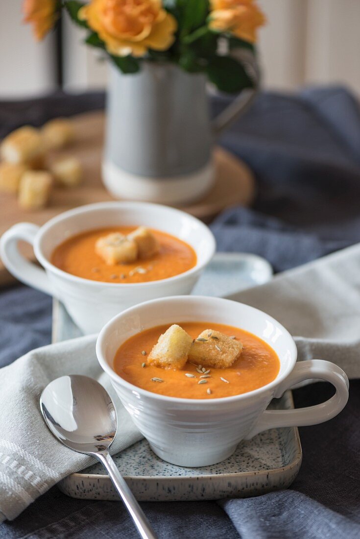 Gebratene Tomaten-Knoblauch-Suppe mit Croûtons