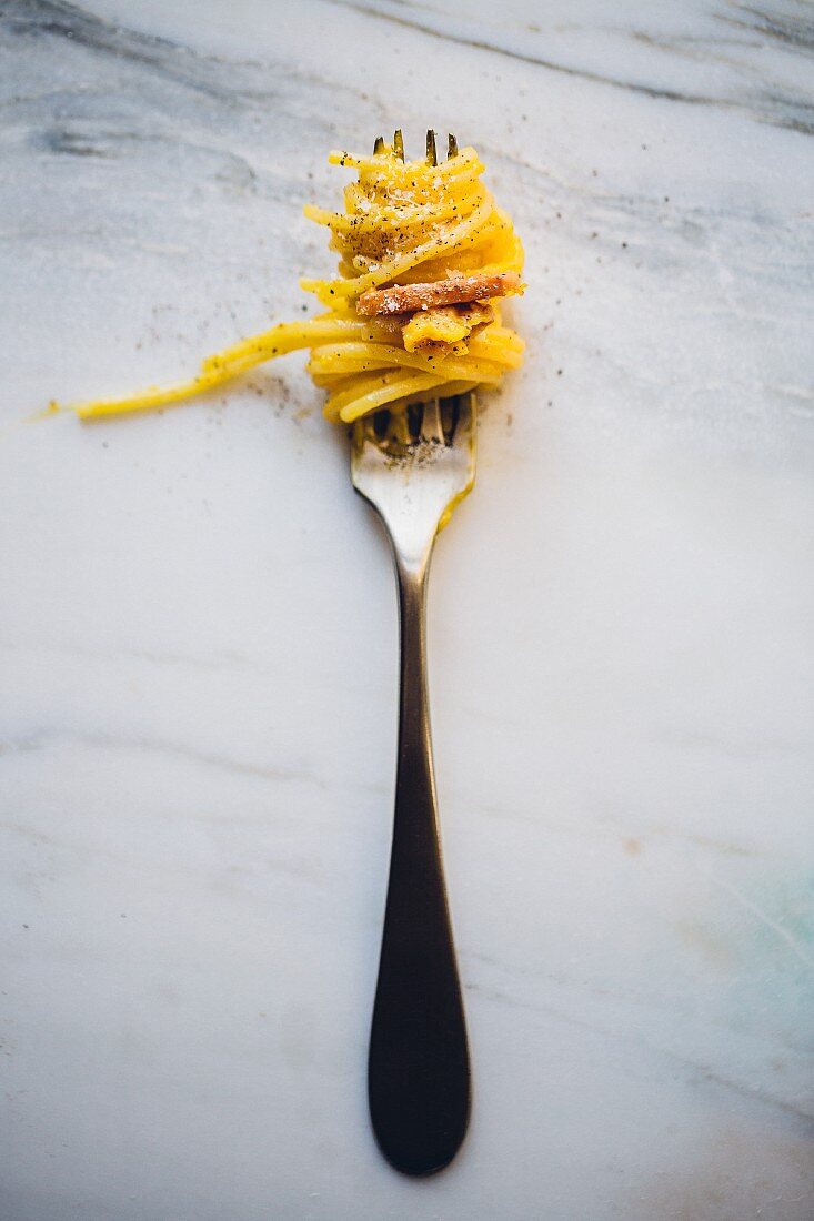 Spaghetti carbonara on a fork