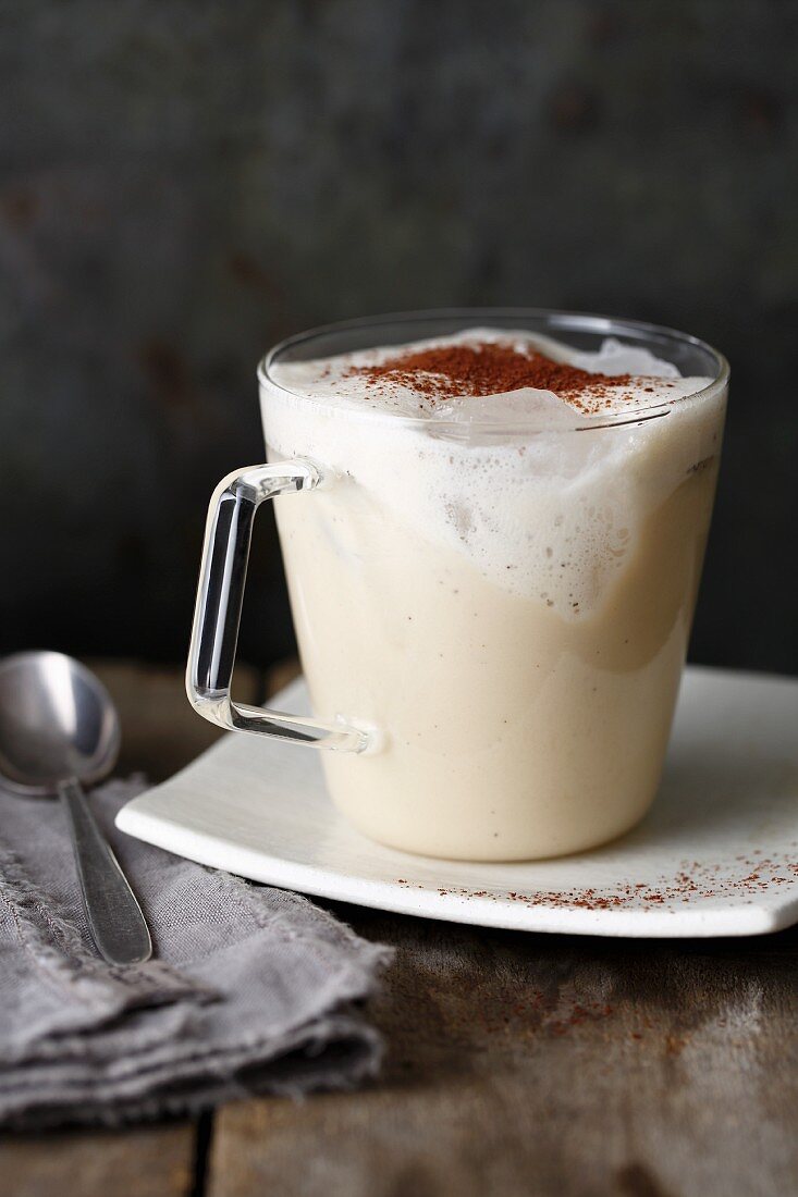 Weißer Kaffee-Mandel-Smoothie mit Kokos